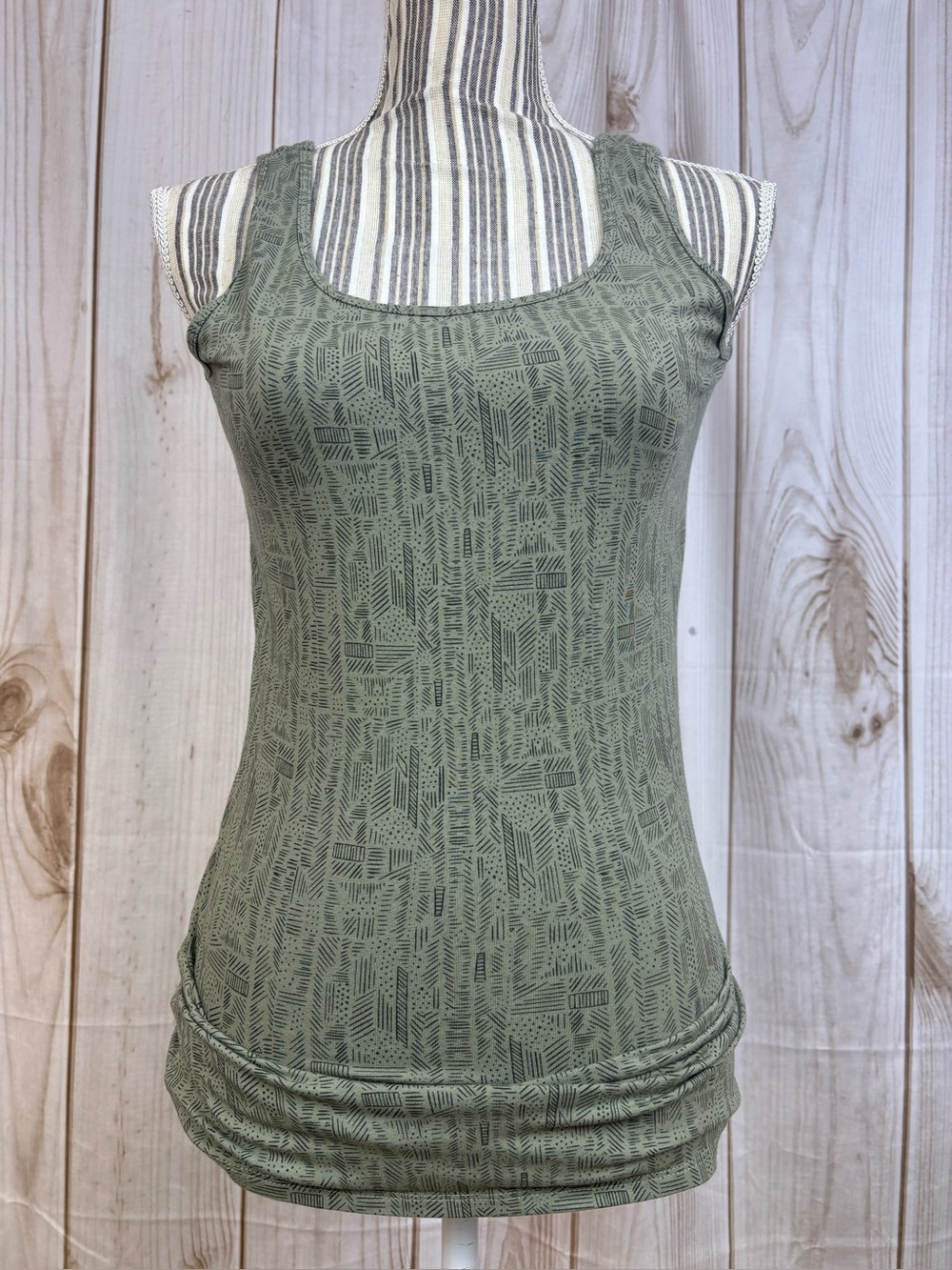 Duluth Trading Co No Yank Tank Fitted Geometric Scoop Neck Olive Green Size S